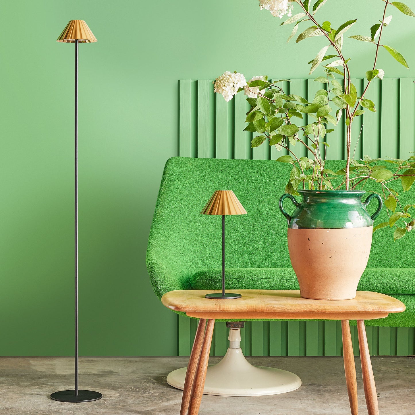 Twinky rechargeable floor lamp in black with a brass hood