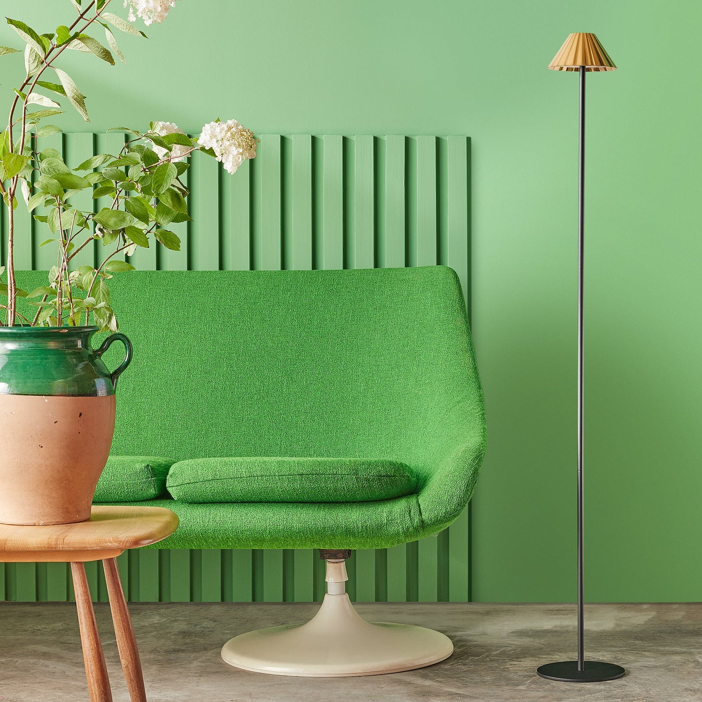Twinky rechargeable floor lamp in black with a brass hood