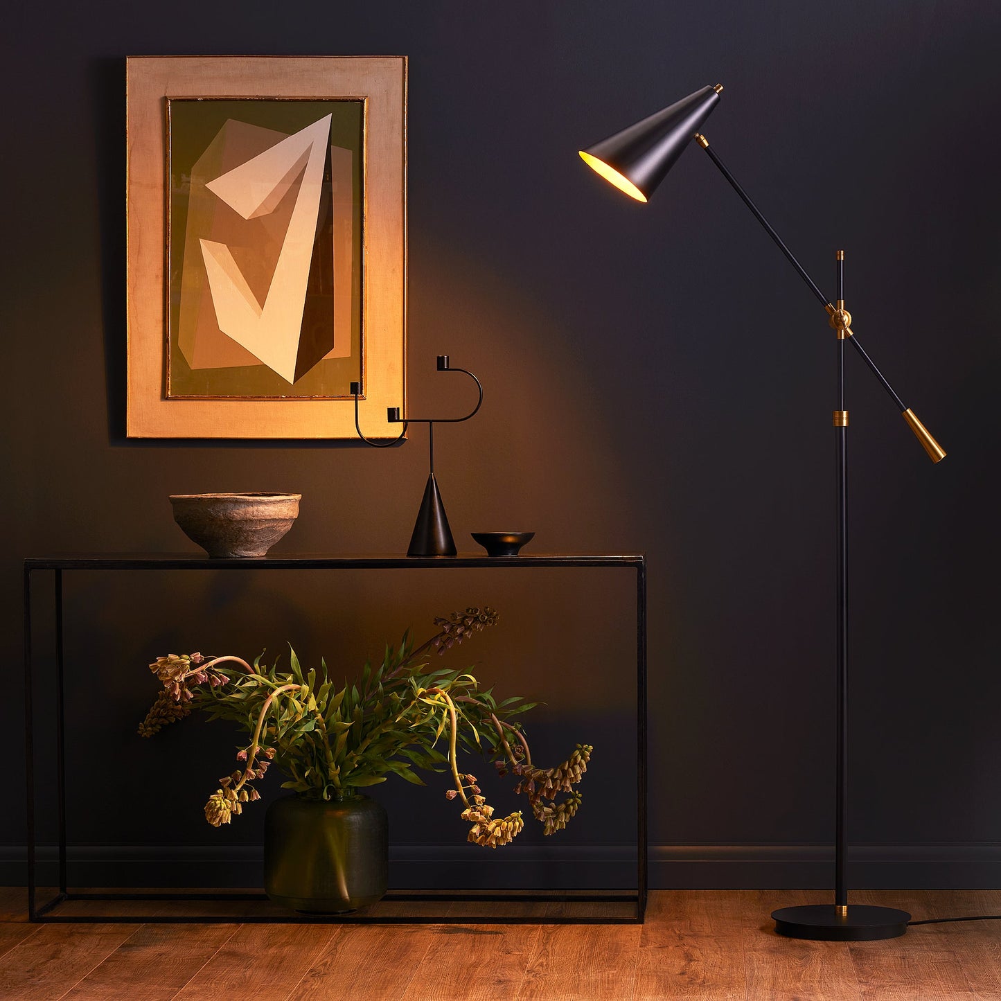 Mo floor lamp in brass with a black hood
