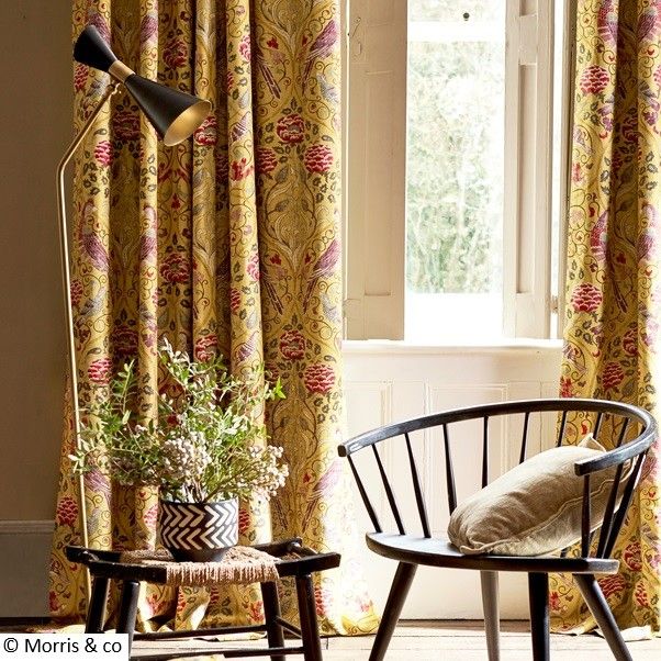 Bow Tie floor lamp in black