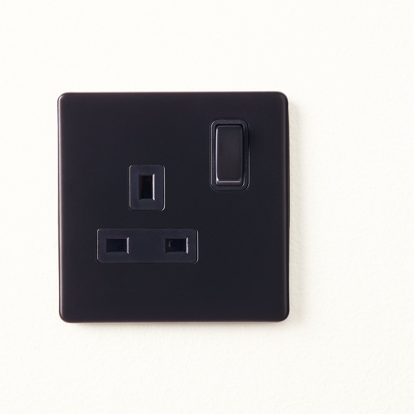 Single Florence plug socket in black