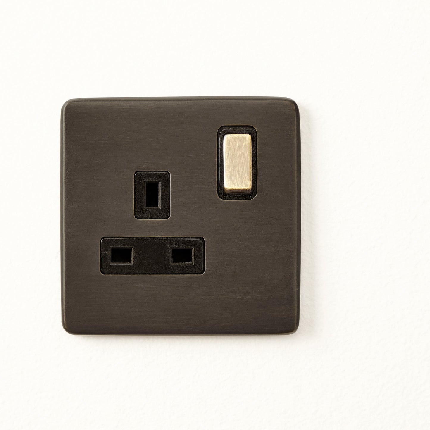 Single Florence plug socket in bronze