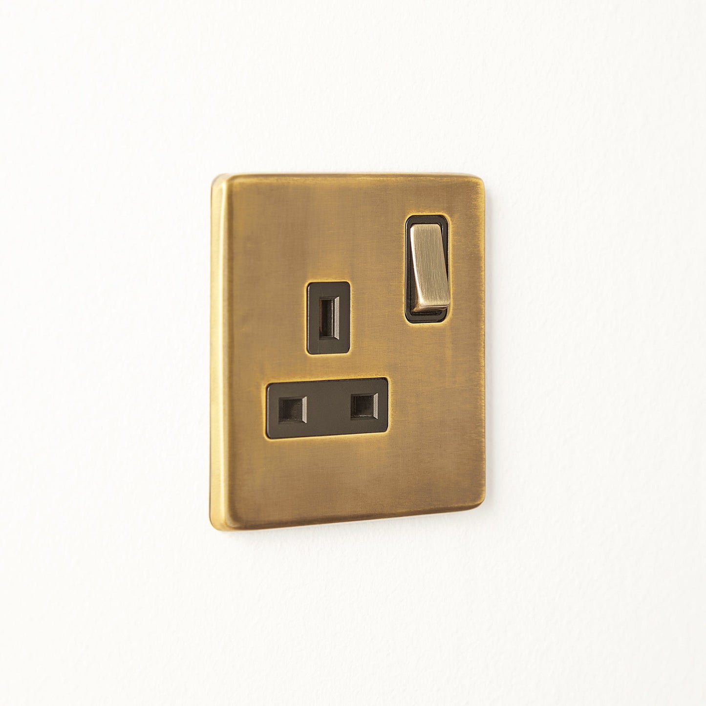Single Florence plug socket in brass