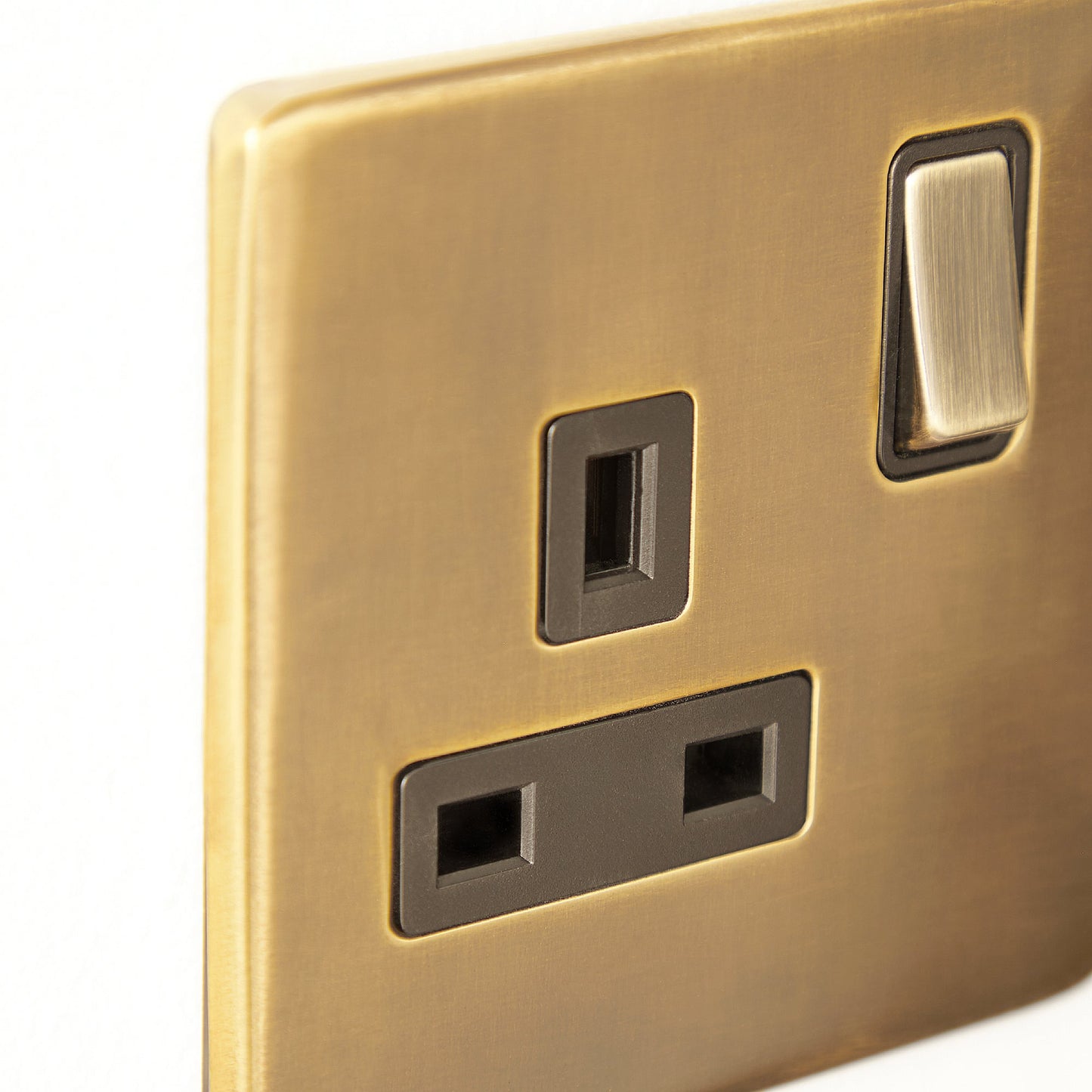 Single Florence plug socket in brass