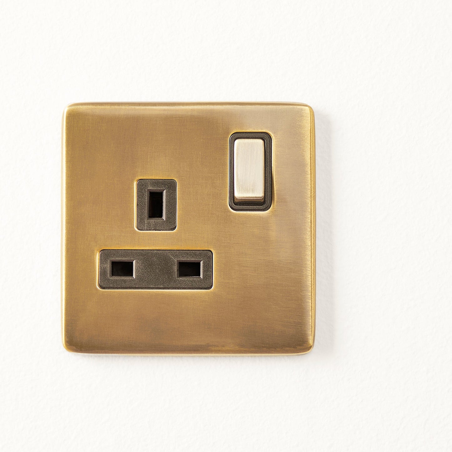 Single Florence plug socket in brass
