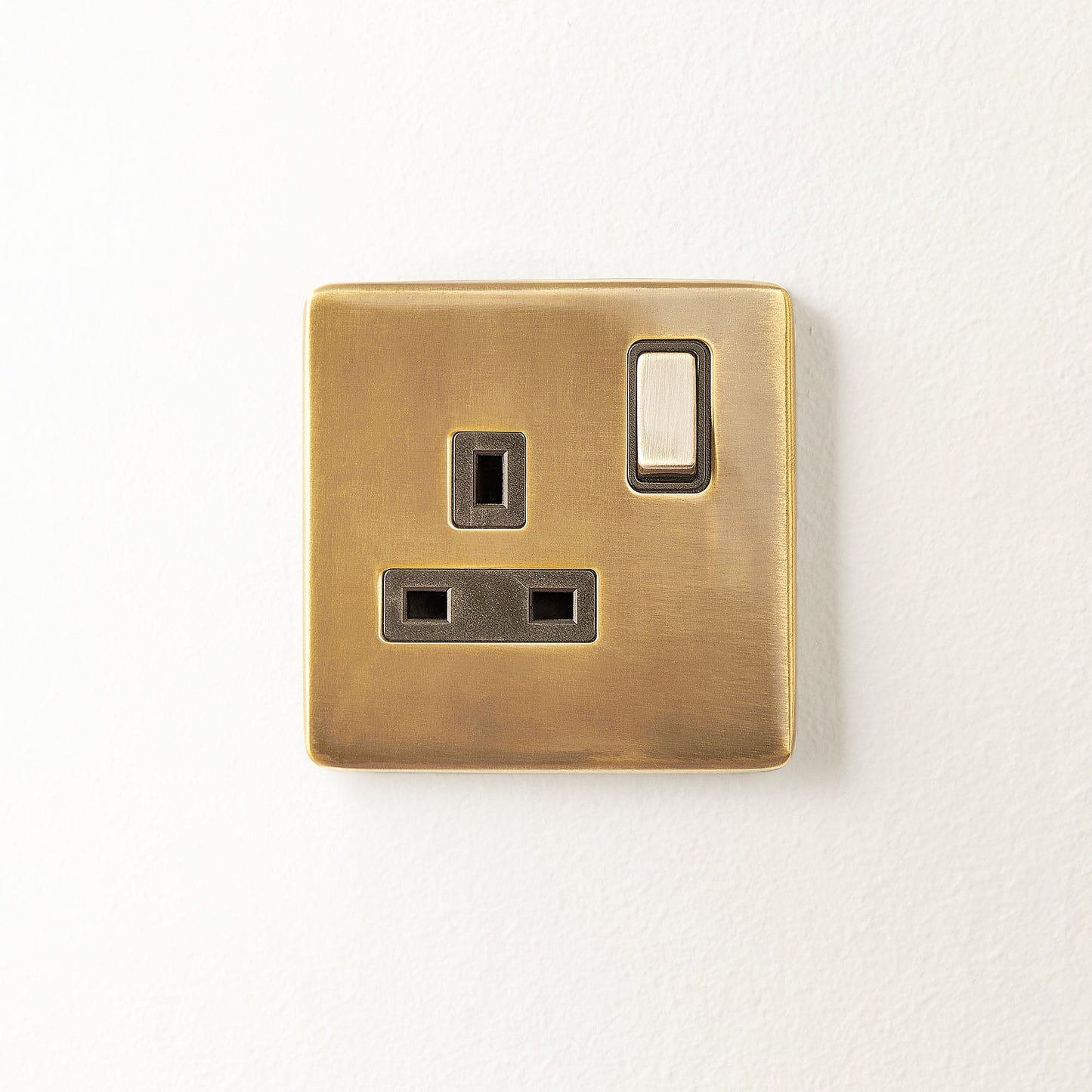Single Florence plug socket in brass
