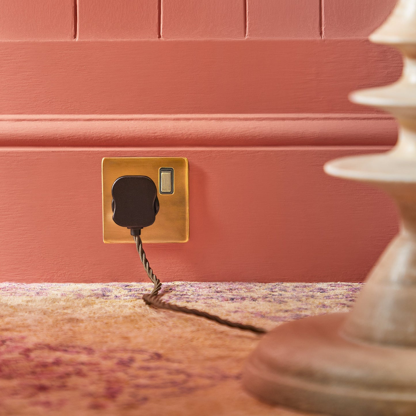 Single Florence plug socket in brass