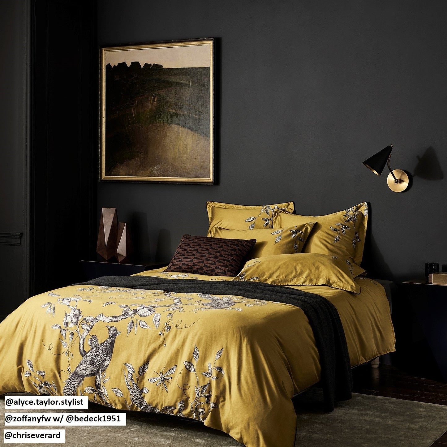 Mo single wall light in brass with a black hood