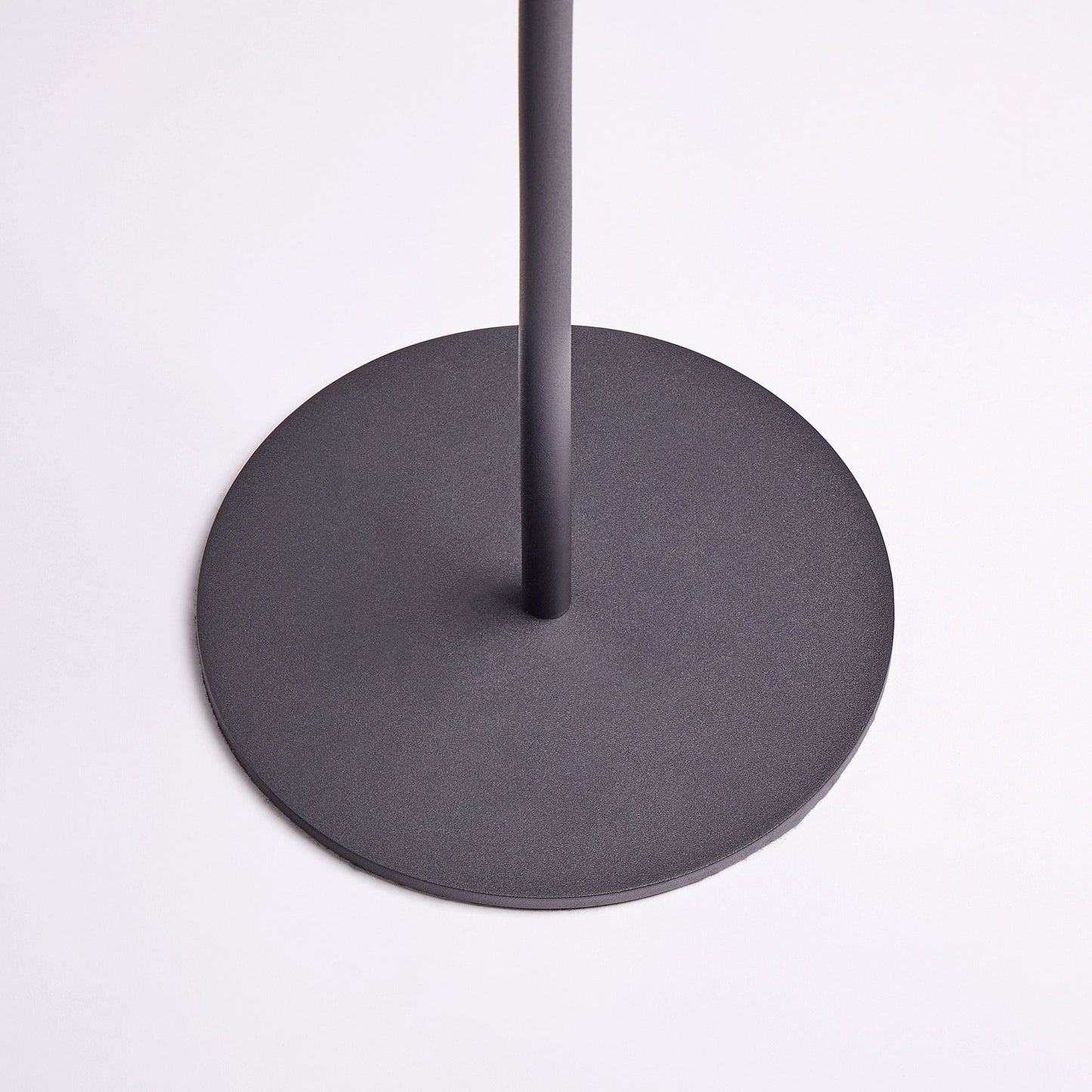 Twinky rechargeable floor lamp in black with a brass hood