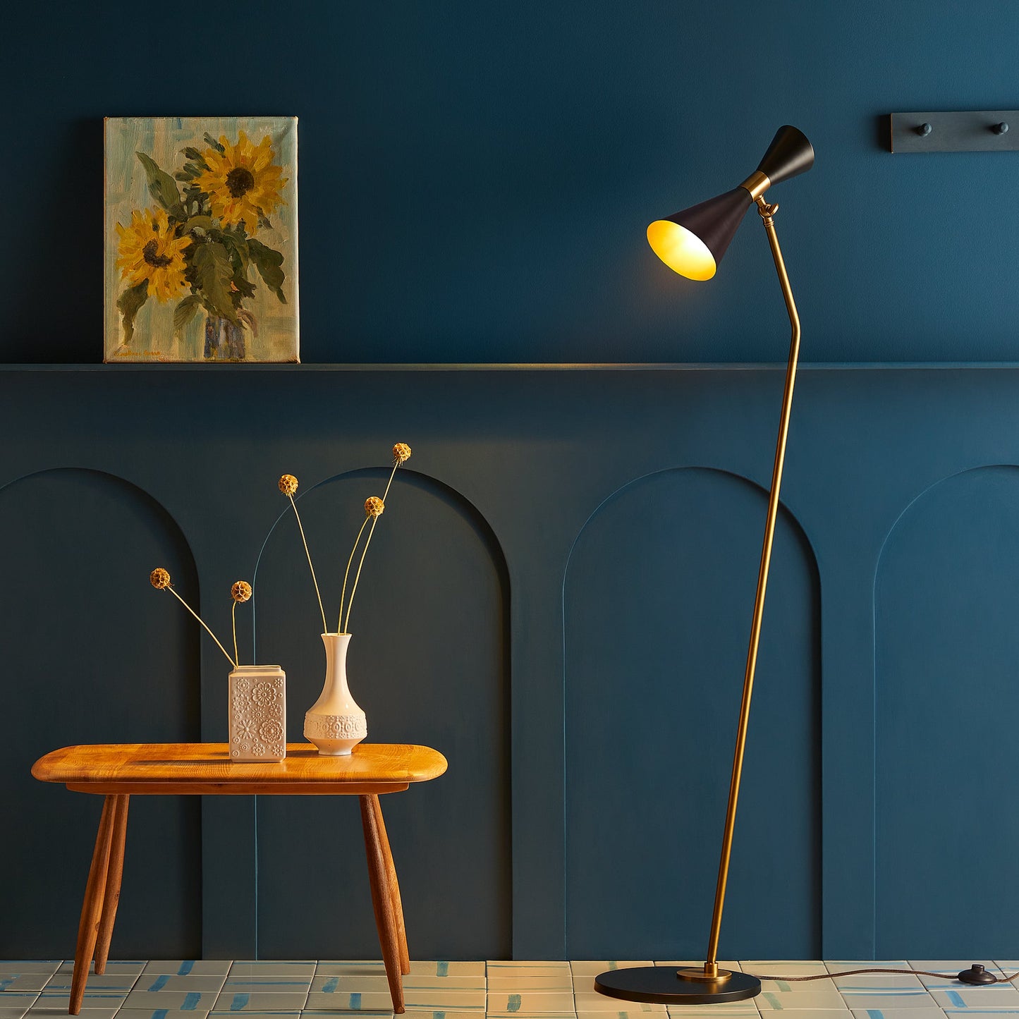 Bow Tie floor lamp in black