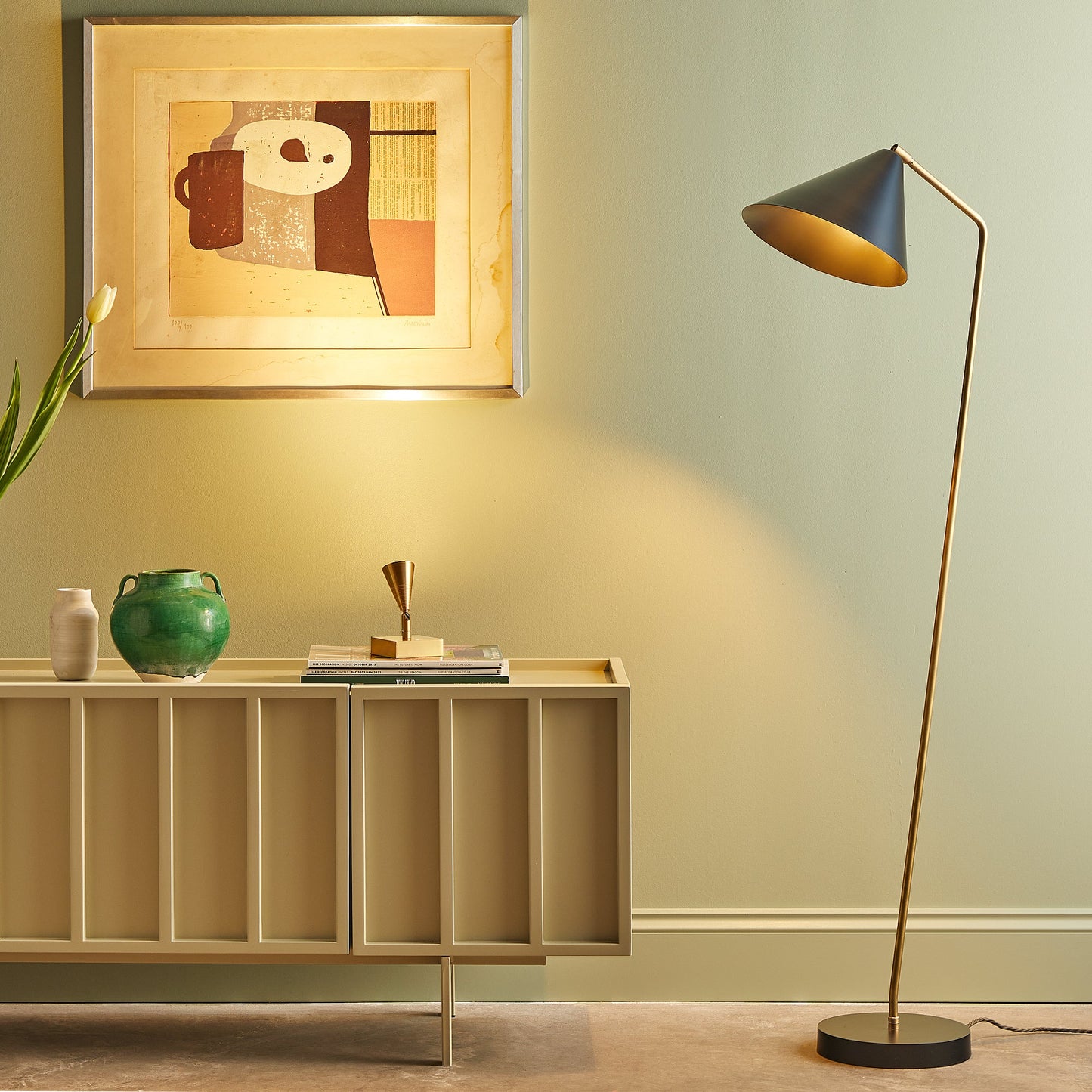 Galore floor lamp in brass with a black shade