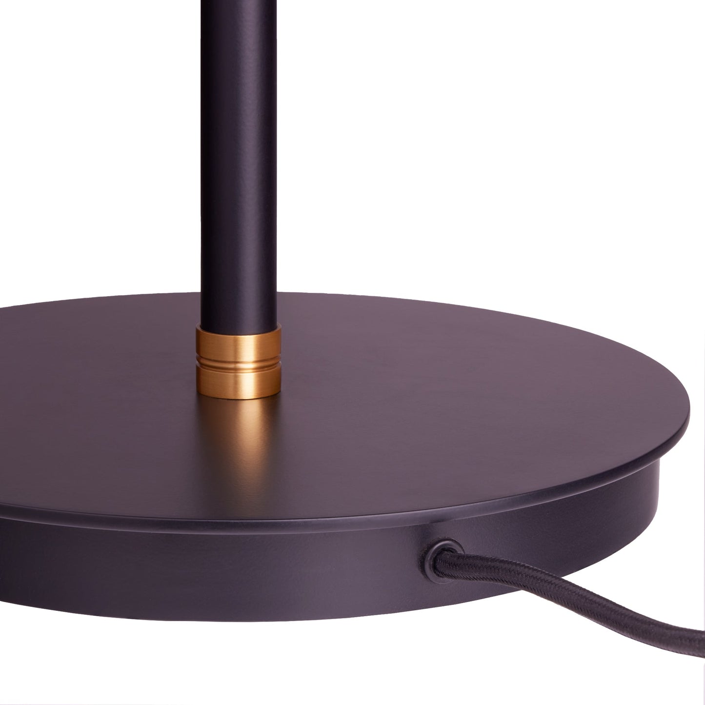 Mo floor lamp in brass with a black hood
