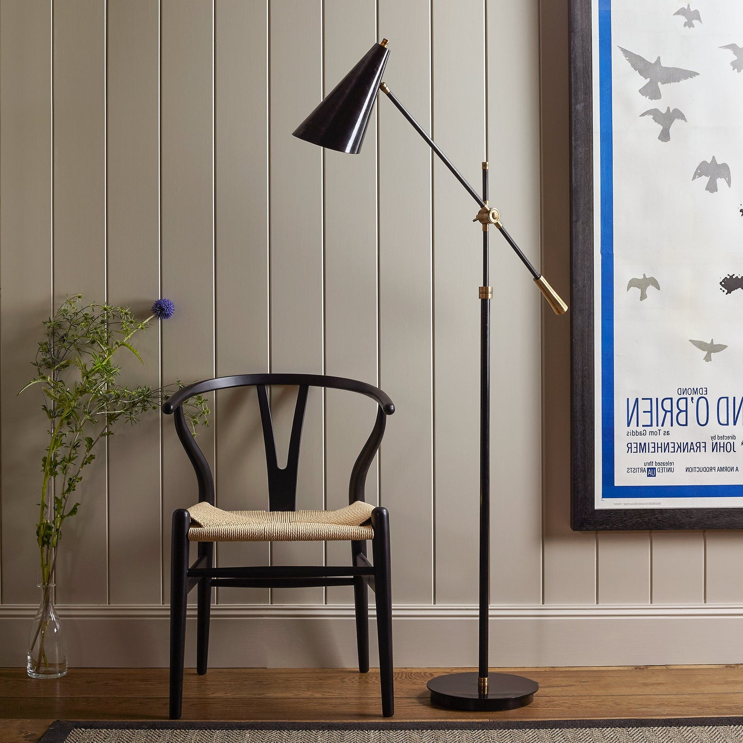 Mo floor lamp in brass with a black hood
