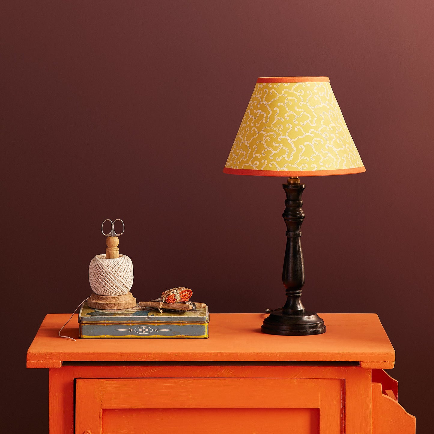 Daisy table lamp in ebony