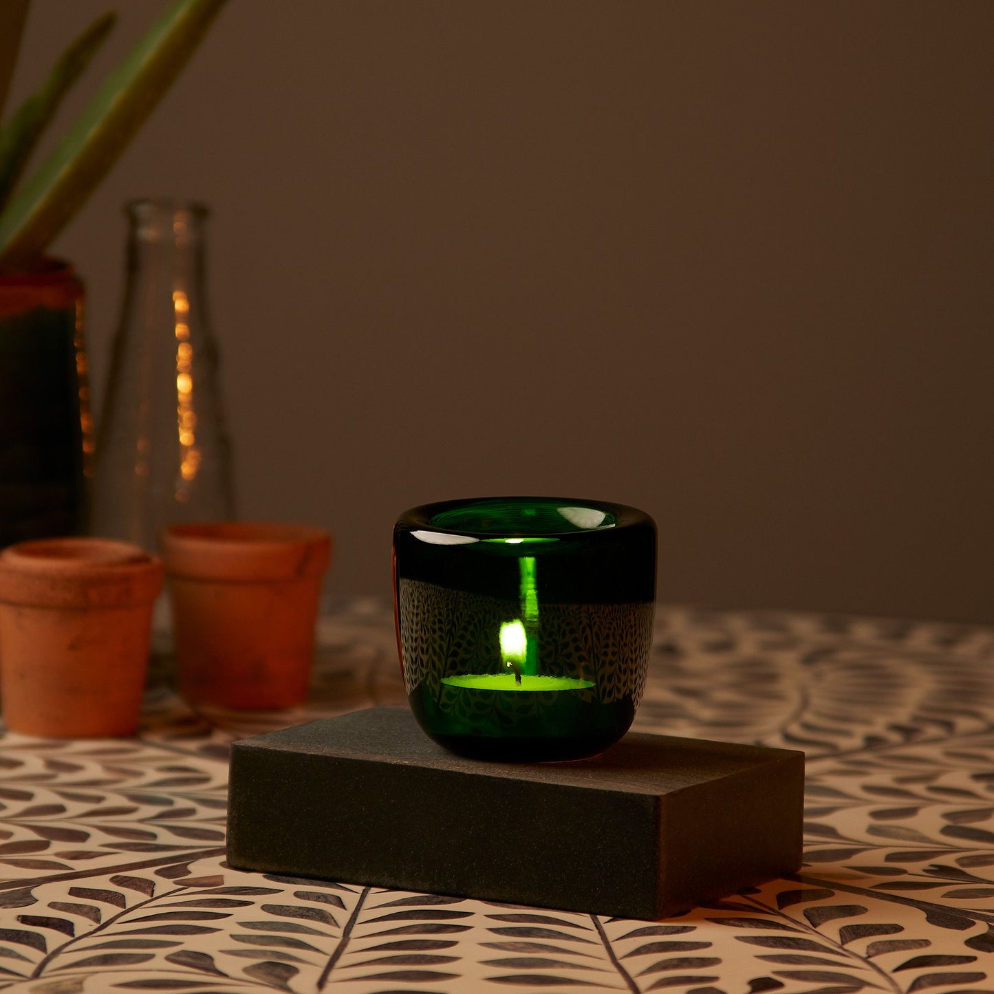 Burly tealight holder in emerald glass