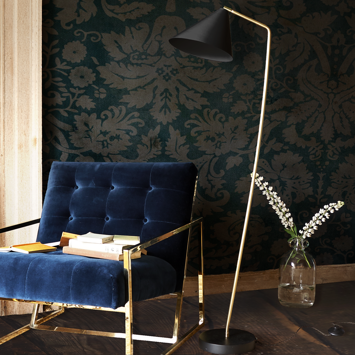 Galore floor lamp in brass with a black shade