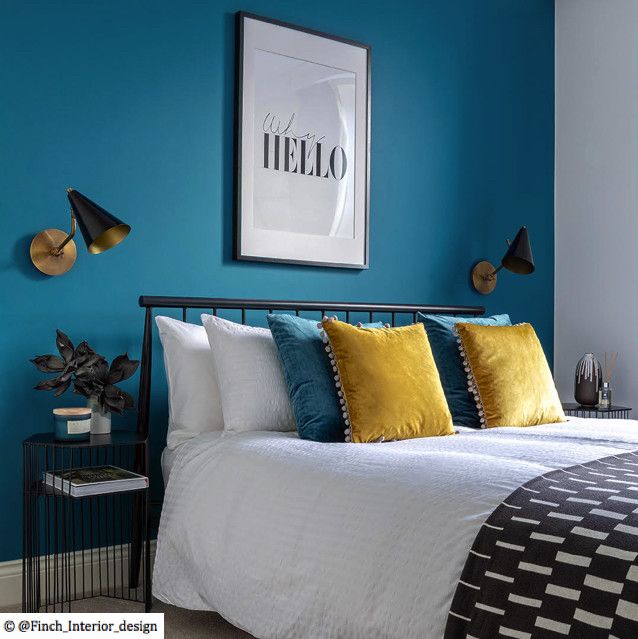 Mo single wall light in brass with a black hood