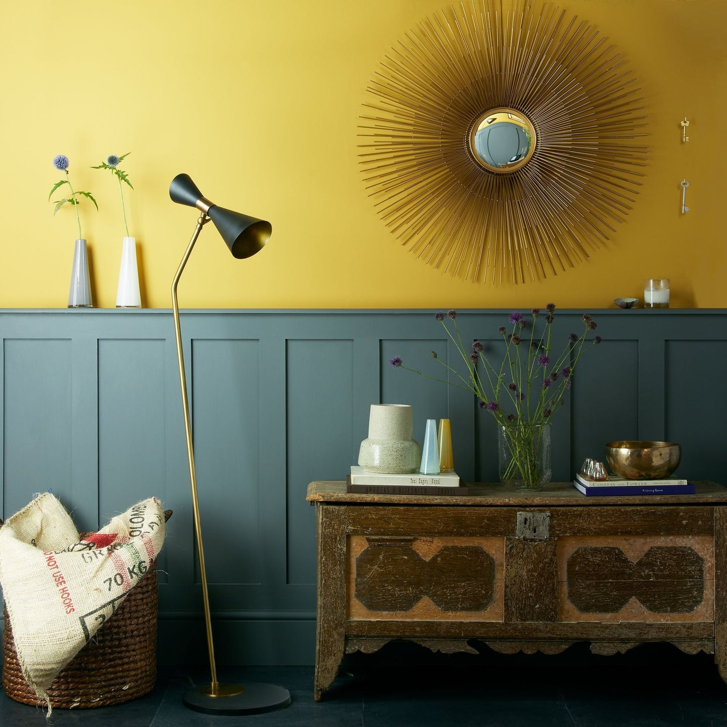 Bow Tie floor lamp in black