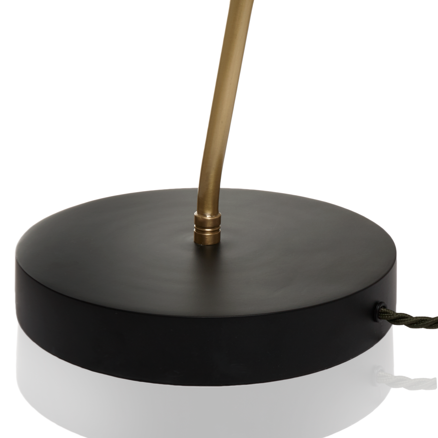 Galore floor lamp in brass with a black shade