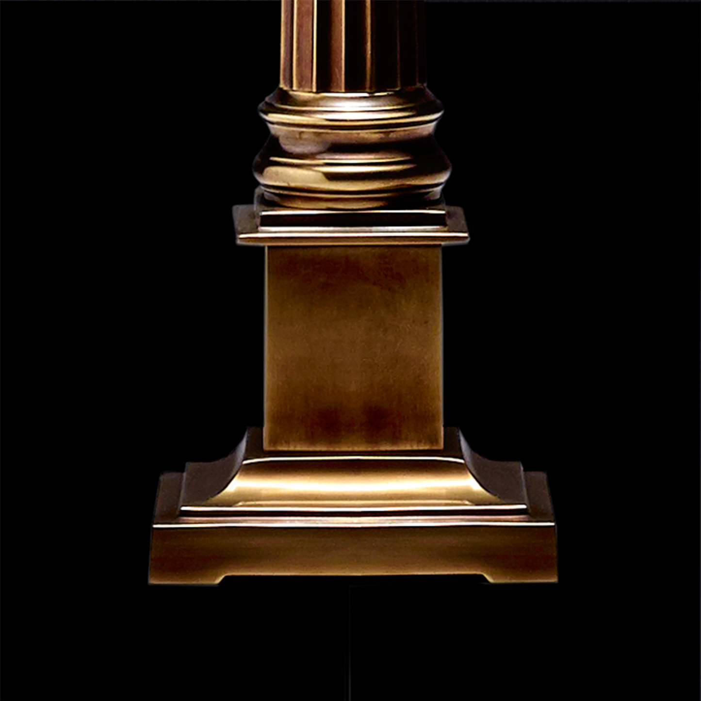 Admiral table lamp in antique brass